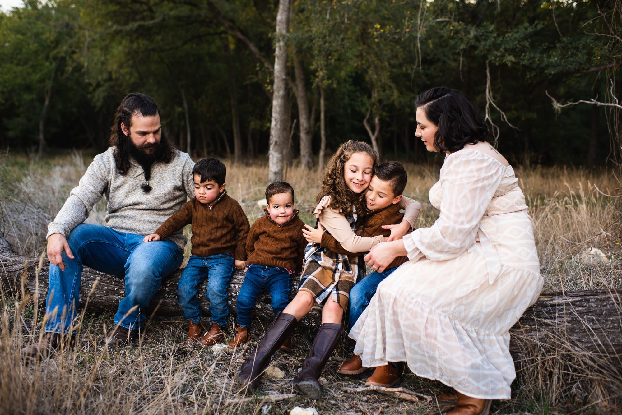 Kids sitting on a log with parents, San Antonio Family Photographer